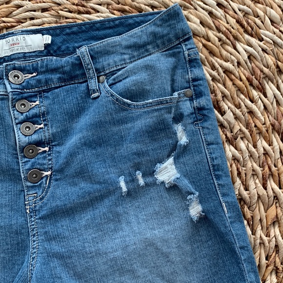 Torrid Button Fly Destructed Shorts sz16 - Picture 9 of 15